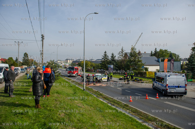 Gdansk. Wypadek drogowy auta i dwoch motocykli na ulicy...