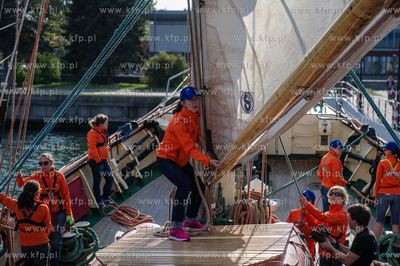 Gdynia. Basen Prezydenta. Uczestnicy Onko-Rejsu wyruszaja...