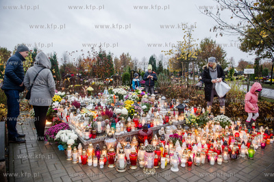 Gdańsk. Cmentarz Łostowicki. Dzień Wszystkich Świętych....