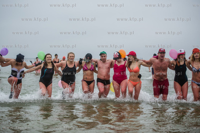 Plaża w Sopocie. Charytatywne morsowanie, w czasie...
