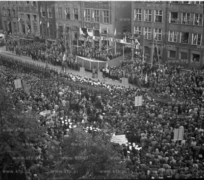 Manifestacja socjalistyczna na Dlugim Targu w Gdansku....