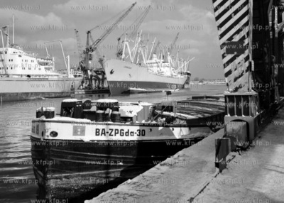 Barki i statki w porcie gdańskim. (Lata60).
1968
0006689z
Fot....