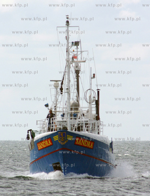 Statek wycieczkowy wplywajacy do portu na Helu 6.06.2006...