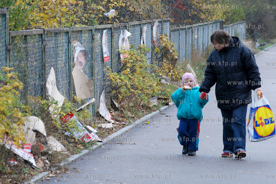 Gdynia. Pozrywane plakaty wyborcze na ul. Morskiej...