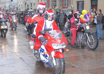 Okolo 380 Mikolajow na swych wspanialych dwu  i czterokolowych...
