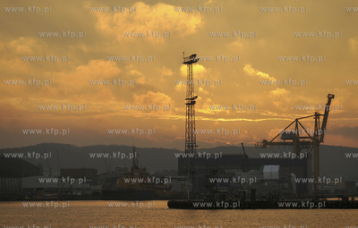 Zachod slonca w gdynskim porcie

28.11.2008

fot....