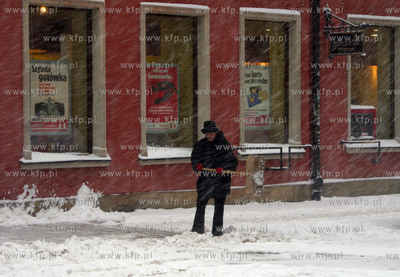 Zima dotarla do Gdanska. Nz. odsniezanie
07.01.2009
fot....