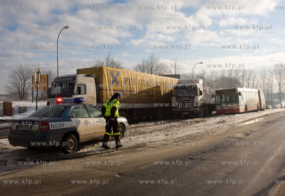 Gdansk skrzyzowanie ul. Kartuskiej i Szczesliwej. Kierowca...
