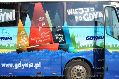 Gdynia reklamuje sie w Warszawie. Nz. kolorowy autobus...