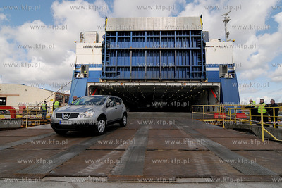 Gdynia. Do nabrzeza w Baltyckim Terminalu Kontenerowym...