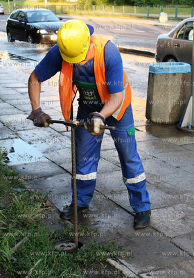 Awaria wodociagu wody pitnej na ul. Kartuskiej w Gdansku....