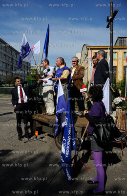 Gdynia. Pikieta pod brama do Stoczni Gdynskiej nawolujaca...
