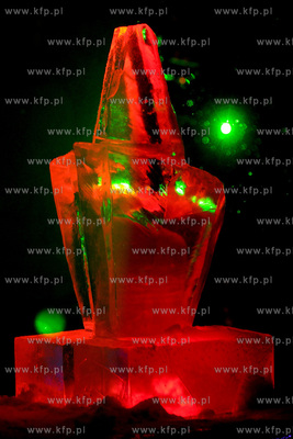 II Festiwal Rzezb Lodowych w Gdyni. Nz. Rzezby iluminowane...
