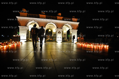 Zaloba naradowa w Warszawie. Nz. Grob Nieznanego Zolnierza...