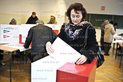 Wybory samorzadowe 2010. Lokal wyborczy w budynku Zespolu...