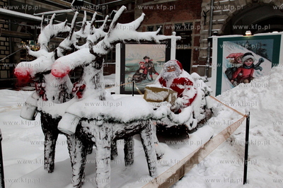 Mikolaj z reniferami przy Zielonej Branie w Gdansku.
13.12.2010
fot....