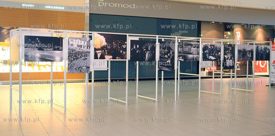 Wystawe fotosow z planu zdjeciowego filmu "CZARNY CZWARTEK....