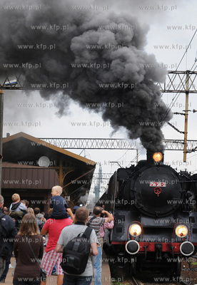 Pociag "Heweliusz", prowadzony przez parowoz z wolsztynskiej...