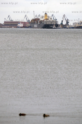 W Baltyckim Terminalu Kontenerowym (BCT) rozladowywany...