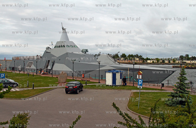 Do gdanskiego portu przypynal niecodzienny okręt HSwMS...