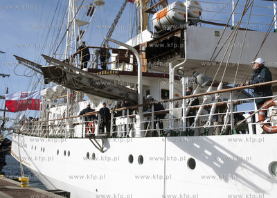 Dar Mlodziezy wyplywa w pierwszy w tym roku rejs szkoleniowy....