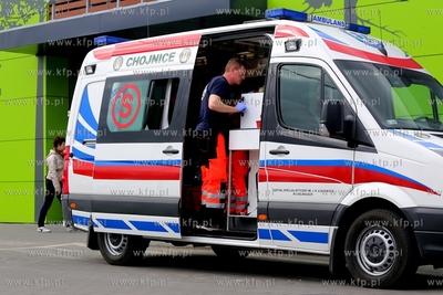 W Chojnicach, przed wejsciem do jednego z supermarketow...