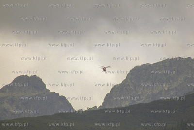 Zakopane. Śmigłowiec TOPR w akcji w górach. 8.08.2019...