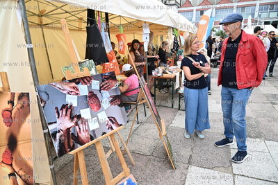 Symboliczne przejście przez Drzwi do Tolerancji. Marsz...