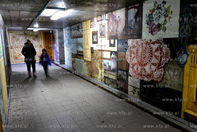 Mural namalowany przez artystke Annę Taut w przejściu...