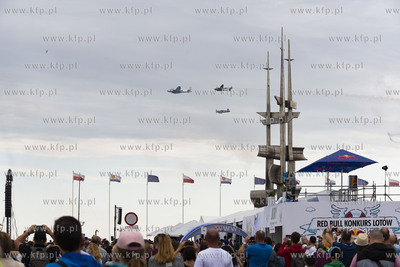 Red Bull Konkurs Lotów w Gdyni. Nz. Pokaz dynamiczny...