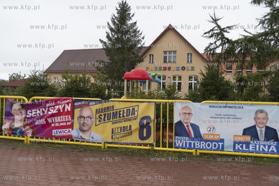 Karczemki, wieś na Kaszubach. Plakaty wyborcze. 13.10.2019...