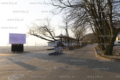 Gdynia. Plac przed plażą miejską. Nz. mobilna elektroniczna...