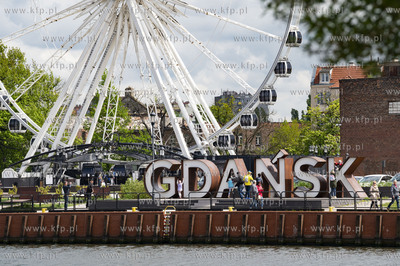 Kibice Manchester United i Villarreal CF spacerujący...