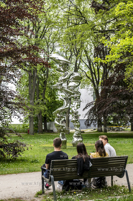 Sopot. Park Północny. Ogromne rzeźby Tony'ego Cragga,...