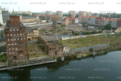 Gdansk, widok na wyspe spichrzow. 5.09.2002 fot. Wojtek...