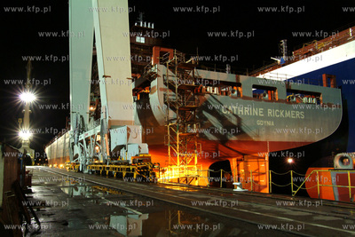 Stocznia Gdynia S.A, suchy dok SD II. Wodowanie dwoch...