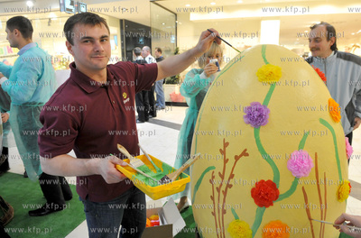 Gdansk. Galeria Baltycka. Malowanie gigantycnzych pisanek,...