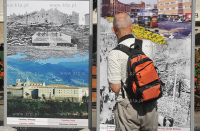 Gdansk. Dlugi Targ. Wystawa plenerowa Mista - Sympole...