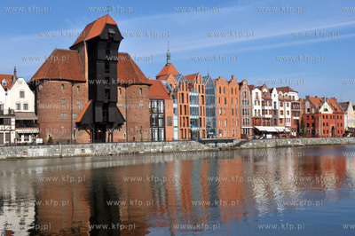 Gdansk, Dlugie Pobrzeze z widokiem na Zuraw.  18.04.2012...