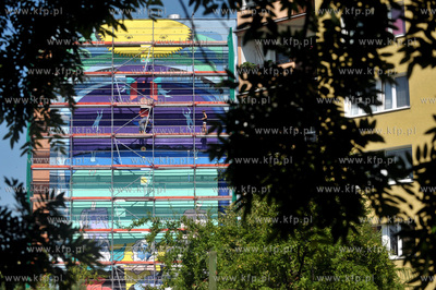 Na bocznej fasadzie bloku na ulicy Skarzynskiego 10a...