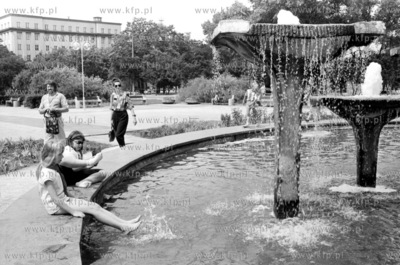 Fontanna na skwerze Kosciuszki w Gdyni. 1.07.1992 3lipiec92_m.kosycarz_p29...
