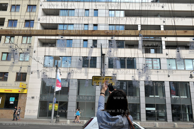 Gdynia Design Days na placu Kaszubskim. W glebi apartamentowiec...