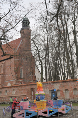 Jarmark Bozonarodzeniowy na placu Mariackim przy kosciele...