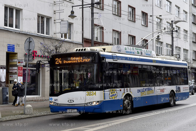 Gdynia, trolejbus marki Solaris na ul. Świętojańskiej....