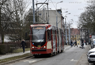 Gdańsk Nowy Port. Tramwaj linii nr 7  na ul. Władysłąwa...
