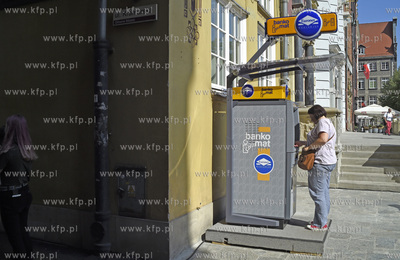 Gdańsk. Bankomat na rogu ul. Długi Targ i Kramarskiej....
