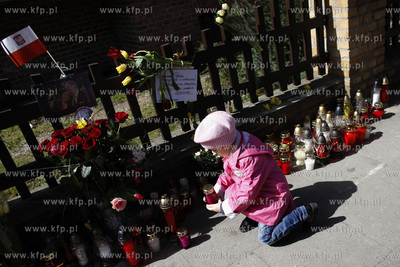 Sopot. Ludzie pala znicze i skladaja wiazanki kwiatow...