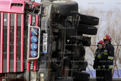 Przejazdowo. Zderzenie ciężarówek z czterema samochodami...