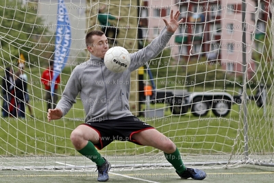 Gdansk Zaspa. Pilkarski turniej dzikich druzyn Do przerwy...