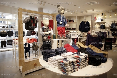Otwarcie sklepow H&M i Rossmann na ul. Bohaterow Monte...